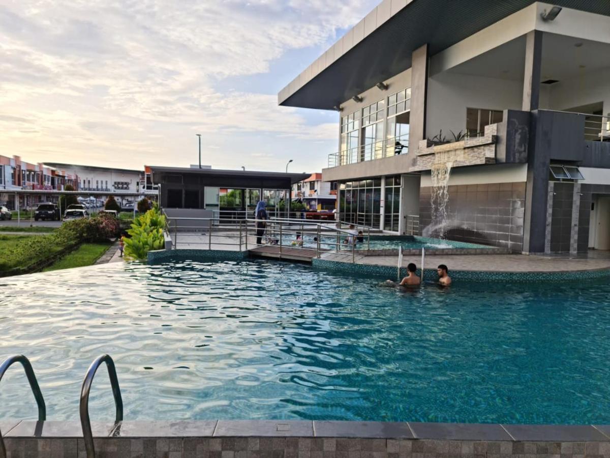 Rhr Deluxe Guesthouse Kinarut Papar Sabah - Pool View Luaran gambar